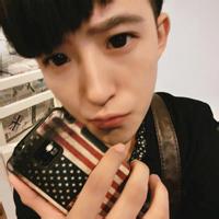 手拿手机的男生头像图片_WWW.WHOISQQ.COM