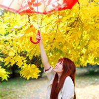 qq头像图片雨天打伞男生_WWW.WHOISQQ.COM