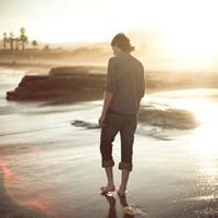 海边男生卡西欧头像图片_WWW.WHOISQQ.COM