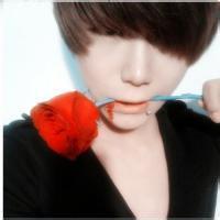 男生嘴叼玫瑰头像图片_WWW.WHOISQQ.COM