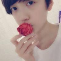 男生嘴叼玫瑰头像图片_WWW.WHOISQQ.COM