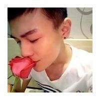 男生嘴叼玫瑰头像图片_WWW.WHOISQQ.COM