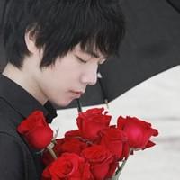 男生带玫瑰花头像图片_WWW.WHOISQQ.COM