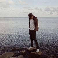 qq头像图片背影男生带帽_WWW.WHOISQQ.COM