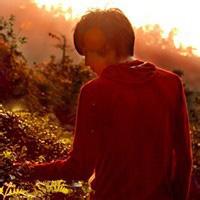 qq头像图片背影男生带帽_WWW.WHOISQQ.COM