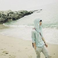 qq头像图片男生背影牵手_WWW.WHOISQQ.COM