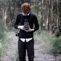 拿相机的男生帅气头像图片_WWW.WHOISQQ.COM