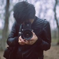 拿相机的男生帅气头像图片_WWW.WHOISQQ.COM