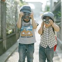 拿相机的男生帅气头像图片_WWW.WHOISQQ.COM
