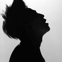 迷茫男生全身头像图片_WWW.WHOISQQ.COM
