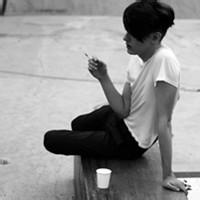 迷茫男生全身头像图片_WWW.WHOISQQ.COM