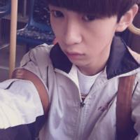 中学生男生穿校服头像图片_WWW.WHOISQQ.COM