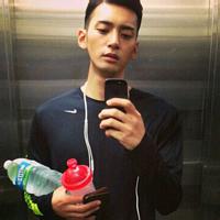 男生坐着拿着手机头像图片_WWW.WHOISQQ.COM