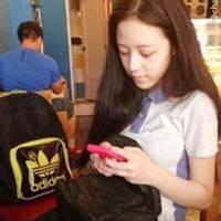 男生坐着拿着手机头像图片_WWW.WHOISQQ.COM