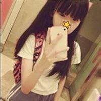 男生坐着拿着手机头像图片_WWW.WHOISQQ.COM
