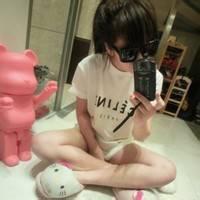 男生坐着拿着手机头像图片_WWW.WHOISQQ.COM