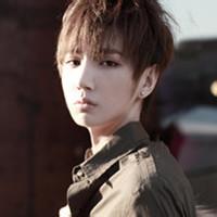 男生背包吃棒棒糖头像图片_WWW.WHOISQQ.COM