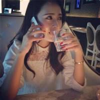 男生坐着拿着手机头像图片_WWW.WHOISQQ.COM