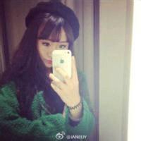 男生坐着拿着手机头像图片_WWW.WHOISQQ.COM