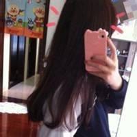 男生坐着拿着手机头像图片_WWW.WHOISQQ.COM