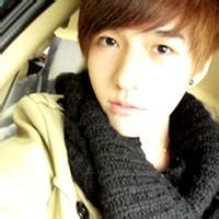 男生背包吃棒棒糖头像图片_WWW.WHOISQQ.COM