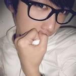 男生背包吃棒棒糖头像图片_WWW.WHOISQQ.COM