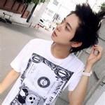 男生背包吃棒棒糖头像图片_WWW.WHOISQQ.COM