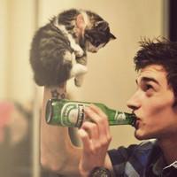 男生抱猫的头像图片_WWW.WHOISQQ.COM