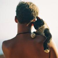 男生抱猫的头像图片_WWW.WHOISQQ.COM