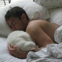 男生抱猫的头像图片_WWW.WHOISQQ.COM
