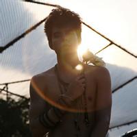 qq头像图片掩面男生_WWW.WHOISQQ.COM