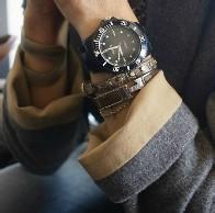 男生带手表的头像图片_WWW.WHOISQQ.COM