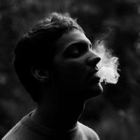 国外颓废男生抽烟头像图片_WWW.WHOISQQ.COM