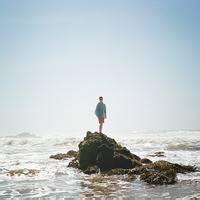 海边背影头像图片男生_WWW.WHOISQQ.COM
