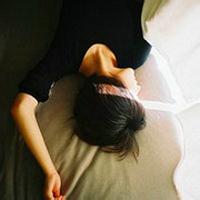 男生趴着喝饮料头像图片_WWW.WHOISQQ.COM