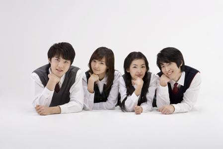 男生趴着喝饮料头像图片_WWW.WHOISQQ.COM