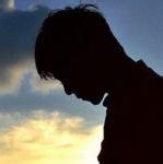 背包清纯男生背影头像图片_WWW.WHOISQQ.COM