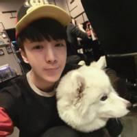 背包清纯男生背影头像图片_WWW.WHOISQQ.COM
