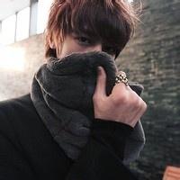 男生半遮脸头像图片_WWW.WHOISQQ.COM