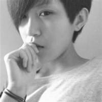 qq头像图片男生坐在地上的_WWW.WHOISQQ.COM