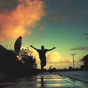 拿滑板的男生头像图片_WWW.WHOISQQ.COM