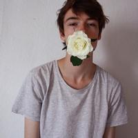 外国清新男生头像图片_WWW.WHOISQQ.COM