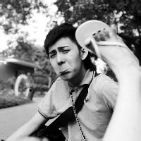 男生抱着兔子的头像图片_WWW.WHOISQQ.COM