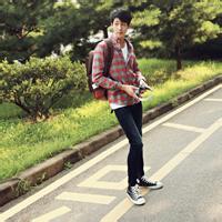 格子衫男生背景头像图片_WWW.WHOISQQ.COM