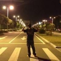 男生走路背影头像图片_WWW.WHOISQQ.COM