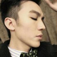 成熟男生微笑头像图片_WWW.WHOISQQ.COM