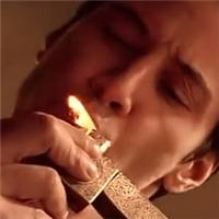 男生打火机点烟头像图片_WWW.WHOISQQ.COM