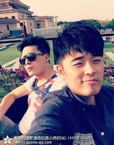 男生双手捂脸蓝色头像图片_WWW.WHOISQQ.COM