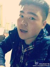 男生双手捂脸蓝色头像图片_WWW.WHOISQQ.COM