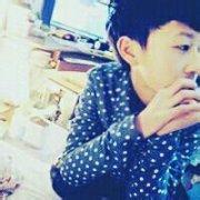 男生双手捂脸蓝色头像图片_WWW.WHOISQQ.COM